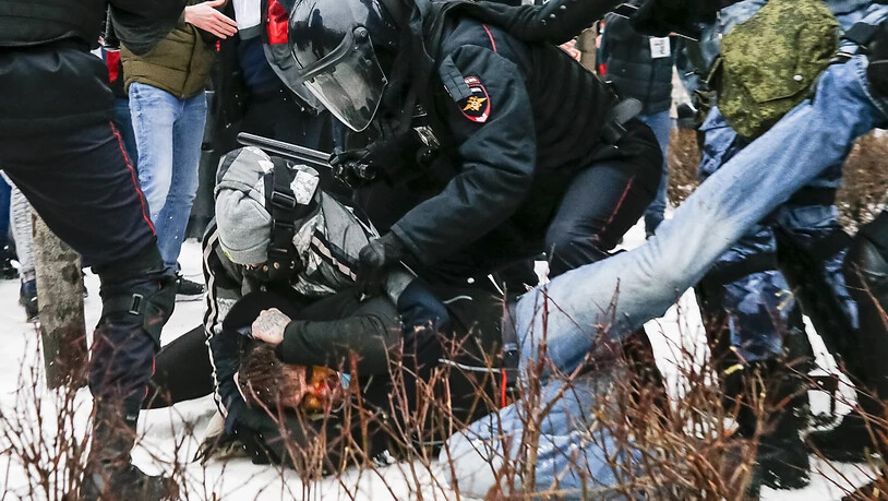 Die Polizei verhaftet einen Demonstranten während eines Protestes gegen die Inhaftierung des Oppositionsführers Nawalny in Moskau. Foto: Alexander Zemlianichenko/AP/dpa