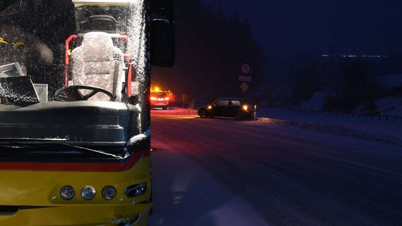 In Bonaduz ist ein Auto mit einem Postauto kollidiert.