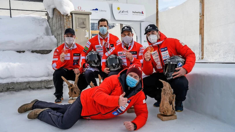 WM-Titel bei den Junioren: Pilot Michael Vogt (rechts) und sein Team mit Silvio Weber (2. von rechts) präsentieren stolz ihre Goldmedaillen.