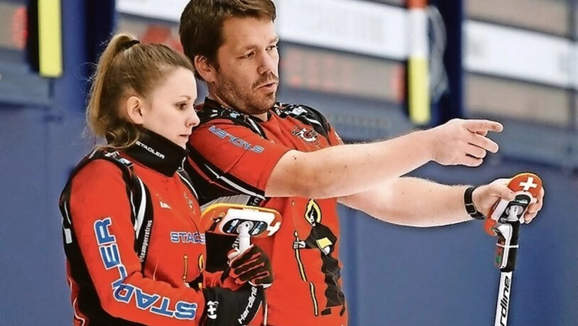 Das ist der Weg zur Titelverteidigung: Martin Rios und Jenny Perret besprechen die Taktik für den nächsten Stein.