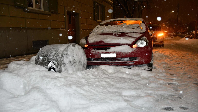 Ein Autofahrer fährt gegen ein Betonelement und verschiebt es um ganze sechs Meter.