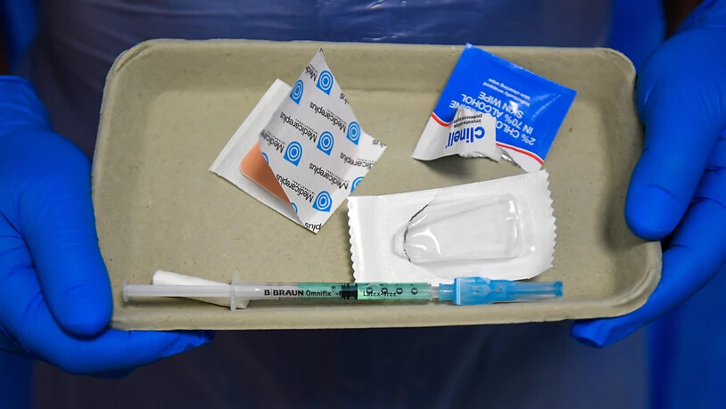 ARCHIV - Eine Spritze mit dem Impfstoff Novavax liegt in einer Pappschale im Royal Free Hospital. Foto: Kirsty O'connor/PA Wire/dpa