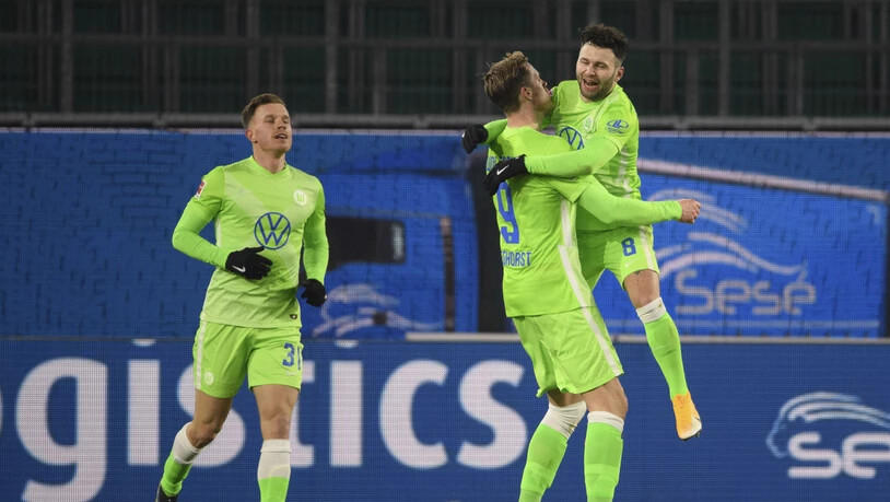 Ungleiches Duo: Assistgeber Renato Steffen jubelt bei Wolfsburgs Sieg mit Torschütze Wout Weghorst