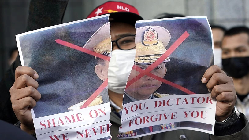Myanmarische Demonstranten protestierten am Montag in Tokio gegen den Militärputsch in ihrem Land. Die Schweiz forderte die Annullierung des Putsches.