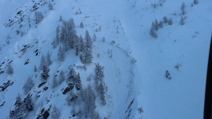 Bei einem Lawinenunglück im Val Ferret im Wallis ist ein Snowboarder tödlich verunglückt.