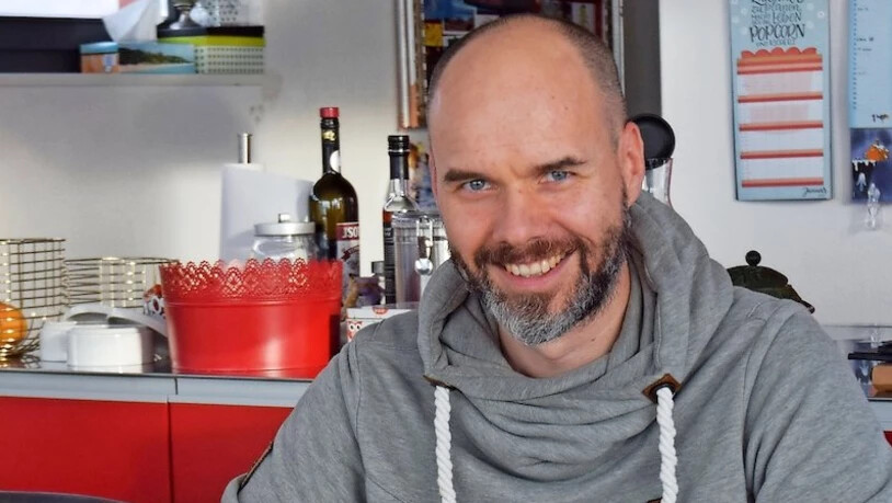 Fasziniert mit Zeichnungen: Patrick Mettler nimmt sich während der Arbeit am neuen Kinderbuch Zeit zum Erzählen. 