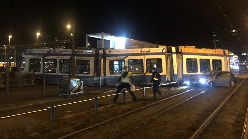 Bei einer Kollision mit einem Auto ist in Zürich ein Tram entgleist. Es durchbrach einen Zaun bevor es zum Stillstand kam.