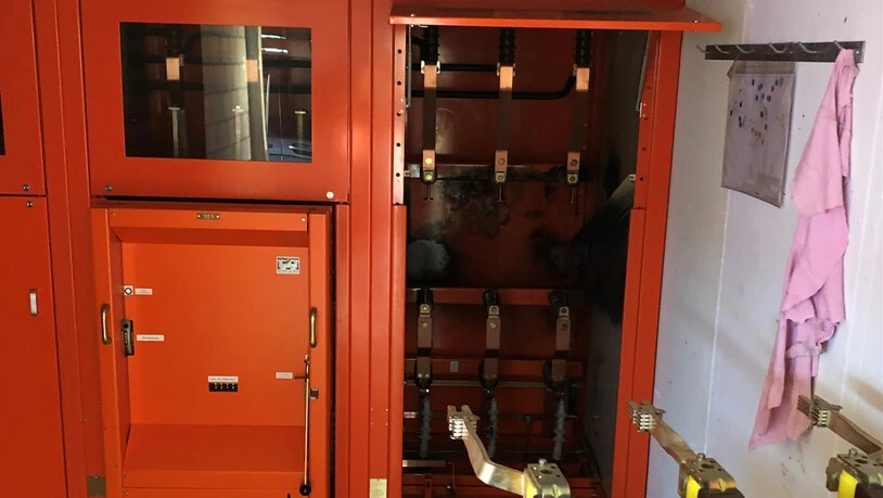 Gründe noch ungeklärt: Ein Netzelektriker erleidet mittelschwere Brandverletzungen bei Trafo Wartungsarbeiten in Ruschein.