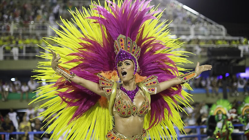 ARCHIV - Eine Tänzerin der Samba-Schule Academicos do Grande Rio tritt im Sambodrom auf. Der weltberühmte Karneval in Rio de Janeiro fällt wegen der Corona-Pandemie in diesem Jahr ganz aus. Foto: Leo Correa/AP/dpa