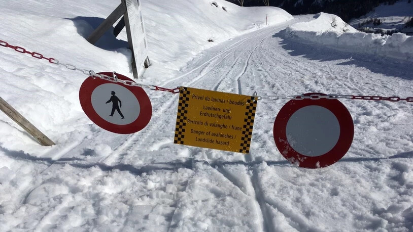 Die Strasse beim Lawinenniedergang ist gesperrt. 