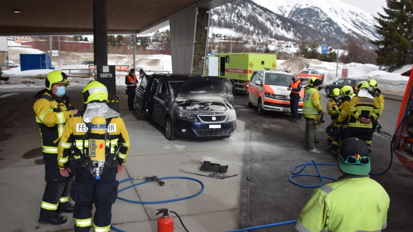 In Samedan hat ein Auto Feuer gefangen.