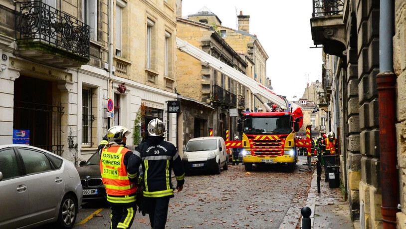 ARCHIV - Feuerwehrleute sind nach einer Explosion im Viertel Chatrons an der Unglücksstelle im Einsatz. Zwei Menschen würden unter den Trümmern vermisst, sagte D. Balsa von der zuständigen Präfektur im französischen Fernsehen. Berichten zufolge konnte…