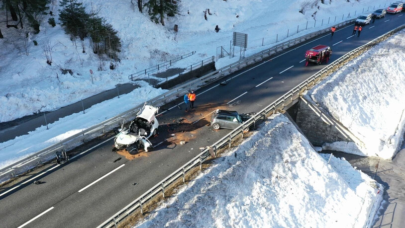 Bei der Örtlichkeit «Über der Landquart» stiessen die beiden Autos heftig frontal zusammen.