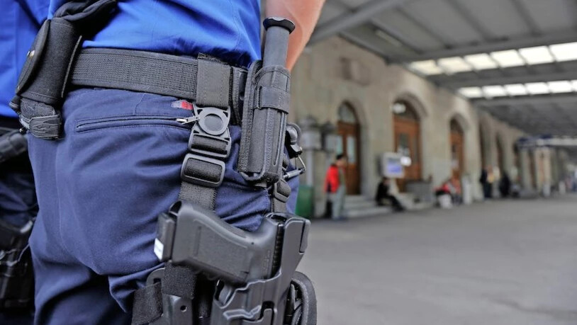 Auf Patrouille: Bei Verstössen gegen die Corona-Massnahmen will die Glarner Polizei jeweils zu erst das Gespräch suchen, bevor sie zum Bussenblock greift.