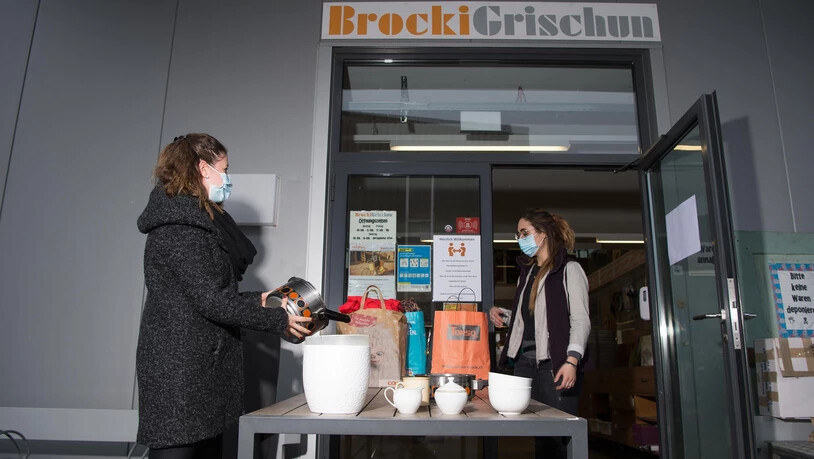 Der Verein «Brocki Grischun» hat verschiedene alternative «Einkaufsangebote» ins Leben gerufen. Unter anderem können Artikel telefonisch bestellt und vor Ort abgeholt werden.