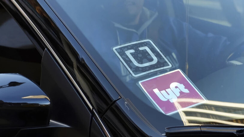 Der Fahrdienstvermittler Lyft, ein Rivale von Uber, ist im vergangenen Geschäftsjahr tiefer in die Verlustzone gerutscht. (Archivbild)