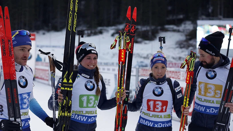 Jeremy Finello (links), Lena Häcki, Elisa Gasparin und Benjamin Weger jubeln: Im Dezember 2018 schaffen sie in Pokljuka im Weltcup mit einem 2. Rang in der Mixed-Staffel den Sprung aufs Podest.