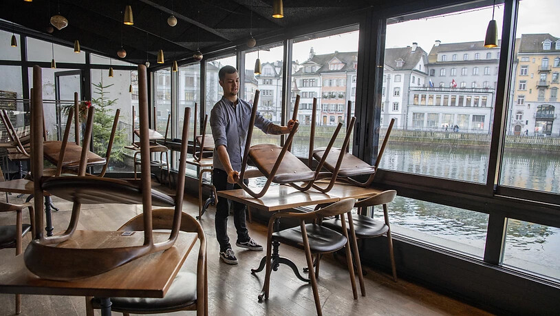 Rund acht Prozent der Beschäftigten in der Schweiz waren im Januar von Corona-Lockdown betroffen - im Bild das Café Mill'Feuille in Luzern. (Archivbild)