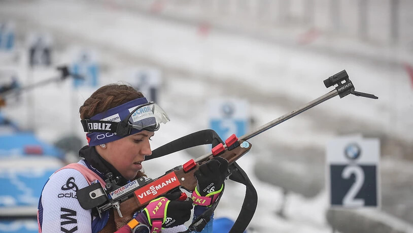 Lena Häcki schiebt das Magazin ins Gewehr: Die Scheiben fielen danach nicht wie gewünscht. (Archivaufnahme)