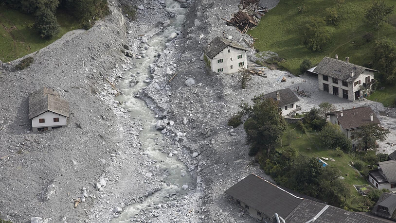 Die Murgänge nach dem Bergsturz am Piz Cengalo erreichten das Dorf Bondo. Jetzt hat das Bundesgericht entschieden, die Bündner Staatsanwaltschaft müsse die Strafuntersuchung fortführen. (Archivbild)