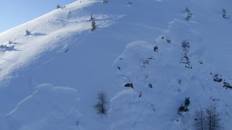 Im Safiental im Kanton Graubünden ist am Donnerstag ein Skitourengänger von einer Lawine verschüttet worden.