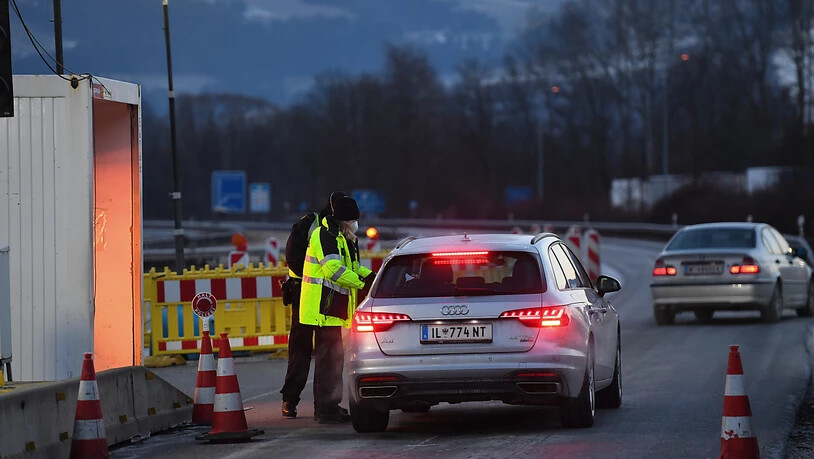 Bundespolizei kontrolliert Reisende an der Autobahn A93 bei Kiefersfelden in Richtung Deutschland. Foto: Angelika Warmuth/dpa