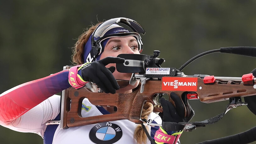 Lena Häcki guckt vor dem Schiessen auf die Windfähnchen, um allenfalls das Visier zu justieren. (Archivaufnahme)