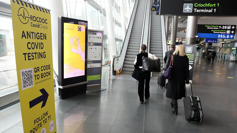 ARCHIV - Schilder weisen den Weg zu einer Corona-Teststation am Terminal 2 auf dem Flughafen Dublin. Trotz eines Urlaubs-Verbots wegen der Corona-Pandemie sind Medienberichten zufolge Tausende Iren ins Ausland geflogen. Foto: Brian Lawless/PA Wire/dpa