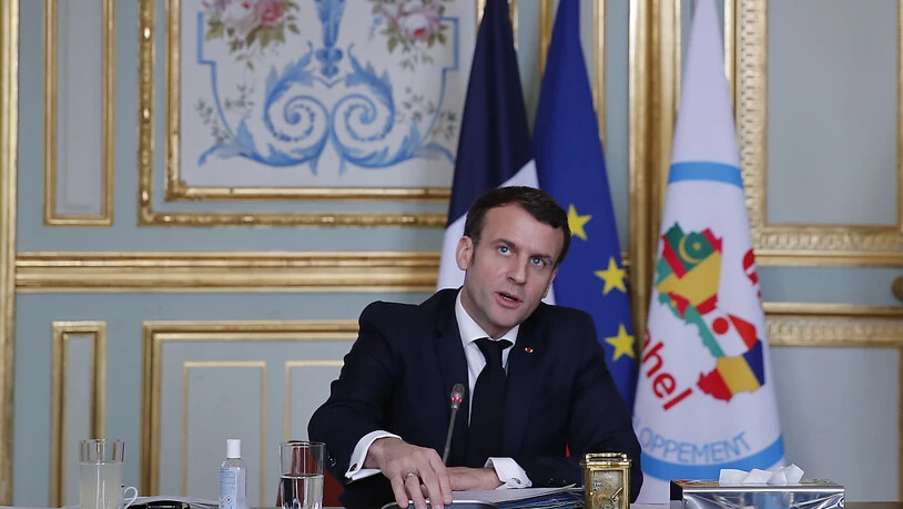 Emmanuel Macron, Präsident von Frankreich, spricht während eines Treffens per Videokonferenz mit den Staatsoberhäuptern der G5 Sahel. Foto: Francois Mori/AP Pool/dpa