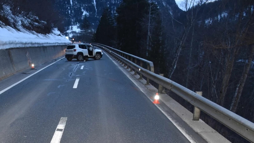 Das Auto kam nach dem Unfall mitten auf der Strasse zum Stehen.