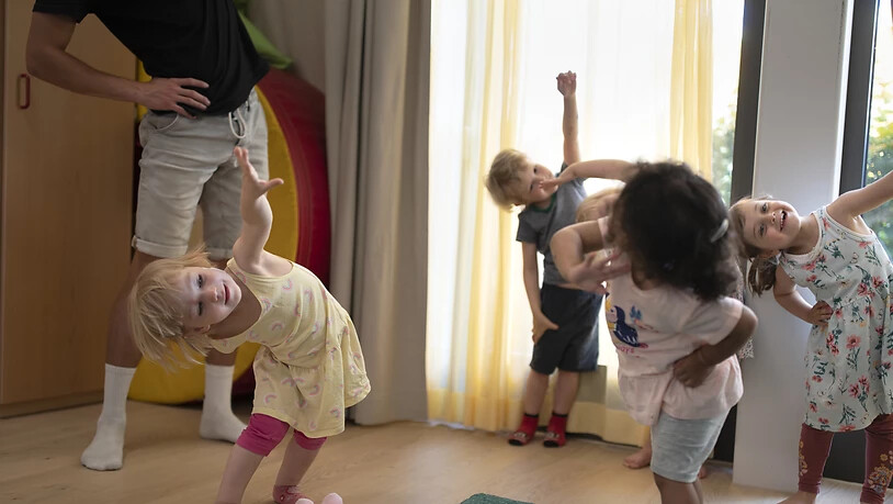 Singen und Tanzen in einer Züricher Kindertagesstätte (Kita): Der Bund hat bisher die Schaffung von über 65'000 neuen Plätzen für die familienergänzende Kinderbetreuung mitfinanziert. (Archivbild)