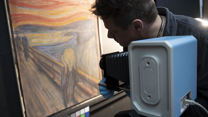 HANDOUT - Ein Mann richtet eine Infrarotkamera auf das Gemälde "Der Schrei" von Edvard Munch. Foto: Annar Bjørgli/The National Museum/dpa - ACHTUNG: Nur zur redaktionellen Verwendung im Zusammenhang mit der aktuellen Berichterstattung und nur mit…