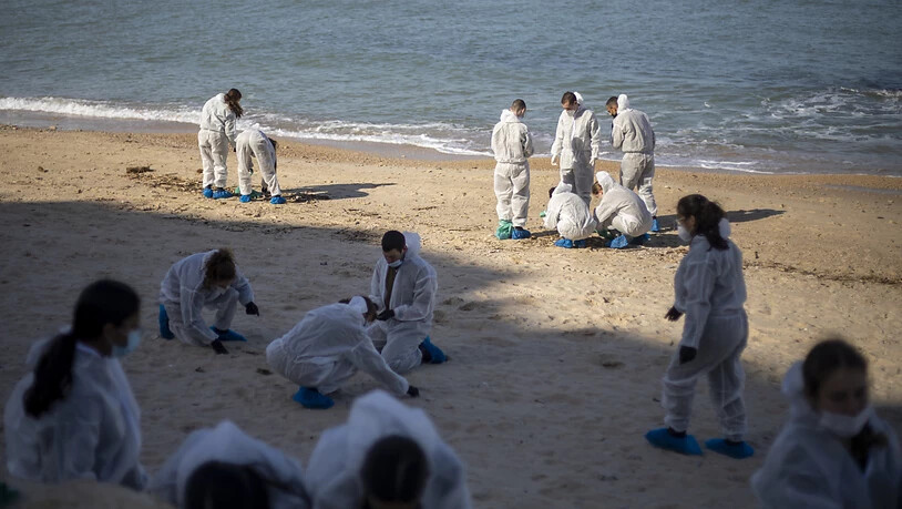 dpatopbilder - Israelische Soldaten in Schutzanzügen säubern einen Strand von Teer nach einem Ölunfall im Mittelmeer im Naturschutzgebiet Sharon Beach Nature Reserve. Foto: Ariel Schalit/AP/dpa