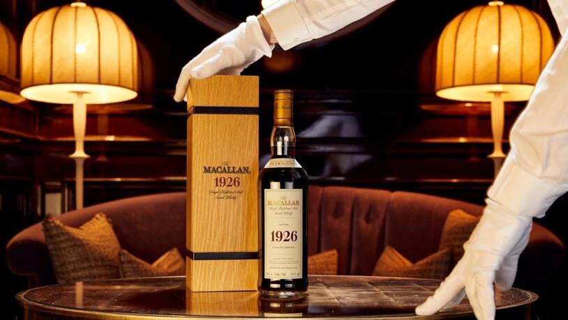 HANDOUT - Eine Flasche mit 60-Jahre-altem Whiskey der Marke «The Macallan 1926 Fine and Rare», die zu einer Sammlung von insgesamt 3900 Flaschen gehört, die der US-Unternehmer R. Gooding zusammengestellt hat, steht auf einem Tisch (undatierte Aufnahme)…