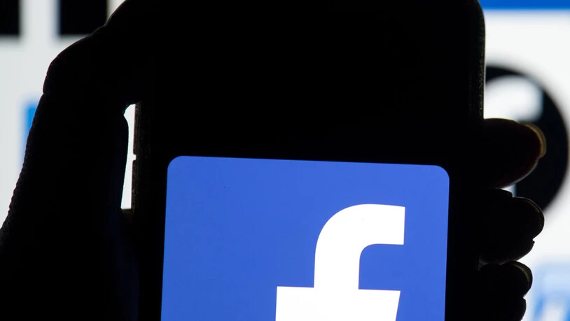 ARCHIV - Das Facebook-Logo ist auf dem Display eines Mobiltelefons zu sehen. Als Reaktion auf ein geplantes neues Mediengesetz blockiert Facebook das Teilen von Nachrichteninhalten auf seiner Plattform in Australien. Foto: Dominic Lipinski/PA Wire/dpa