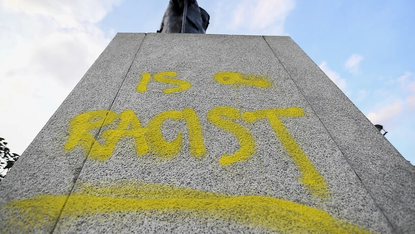 ARCHIV - Die Winston-Churchill-Statue auf dem Parliament Square, nachdem sie am Donnerstag (10.09.20), dem letzten Tag der «Extinction Rebellion» Demonstrationen, mit der Aufschrift «Ist ein Rassist» beschrieben wurde. (Zu dpa: «Streit um britische…