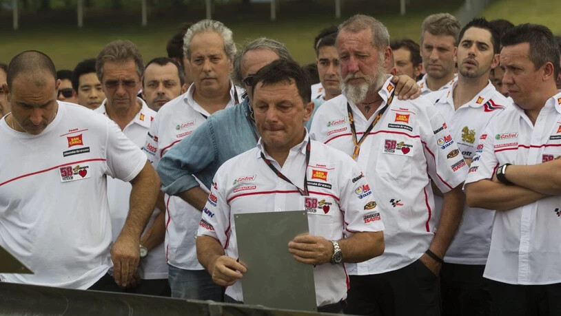 Fausto Gresini (in der Mitte) gedenkt im Oktober 2012 am Unfallort von Marco Simoncelli in der Nähe von Malaysias Hauptstadt Kuala Lumpur seinem früheren Fahrer
