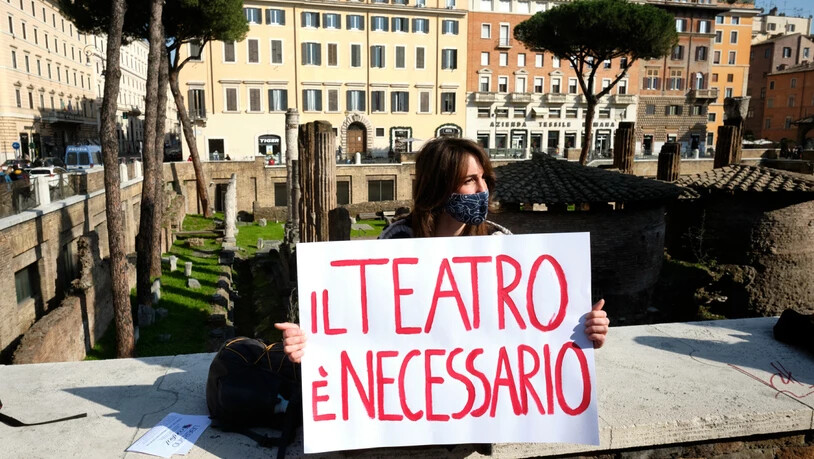 dpatopbilder - Eine Schaustellerin protestiert in Rom mit einem Schild mit der Aufschrift «Il teatro e necessario» (dt. Das Theater ist notwendig). Foto: Mauro Scrobogna/LaPresse via ZUMA Press/dpa