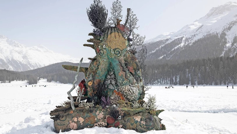 Entdeckungen: Damien Hirsts «Mönch» auf dem See (oben links), «Prometeus» im Dorf sowie das sechsbeinige Kalb in der Kirche (unten links) und weitere Tierkadaver und Malereien im Forum Paracelsus.