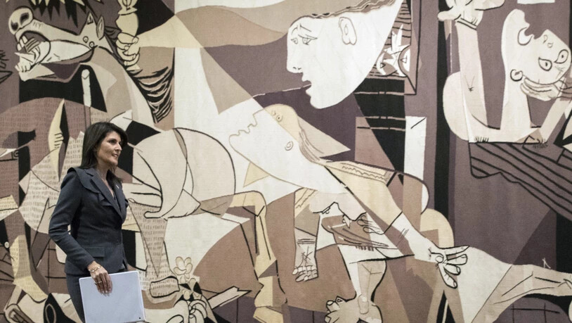 ARCHIV - Die damalige amerikanische UN-Botschafterin Nikki Haley geht am «Guernica»-Wandteppich im Hauptquartier der Vereinten Nationen vorbei. Foto: Mary Altaffer/AP/dpa - ACHTUNG: Nur zur redaktionellen Verwendung im Zusammenhang mit der aktuellen…