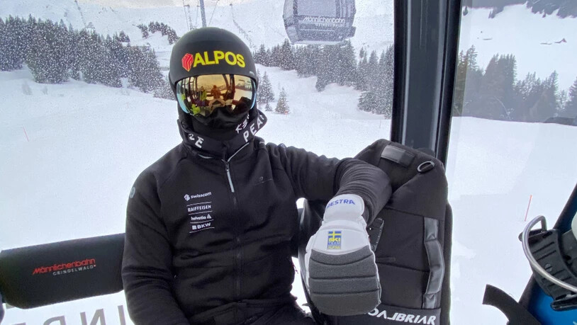 Coronakonform eingemummt geht es in der Gondel hoch zum Trainingshang.