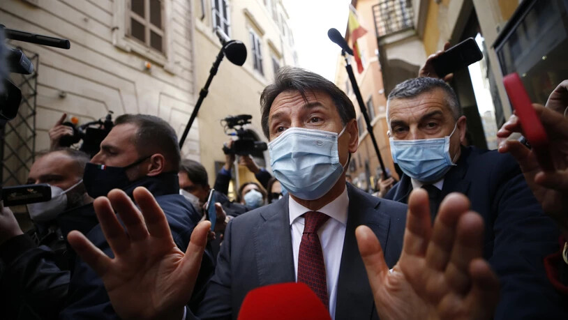 Giuseppe Conte (M), Ex-Ministerpräsident von Italien, will zurück in die Politik. Foto: Cecilia Fabiano/LaPresse/AP/dpa