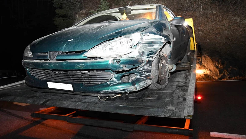 Das Auto wurde beim Unfall total beschädigt.