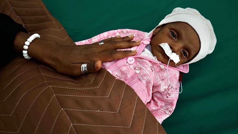 HANDOUT - Tahani ist 38 Tage alt und leidet an schwerer akuter Unterernährung. Ihre Mutter brachte sie ins Al Sadaqah Krankenhaus, weil das Kind häufig Durchfall und plötzlichen Gewichtsverlust hatte. Die Vereinten Nationen fürchten eine große Hungersnot…