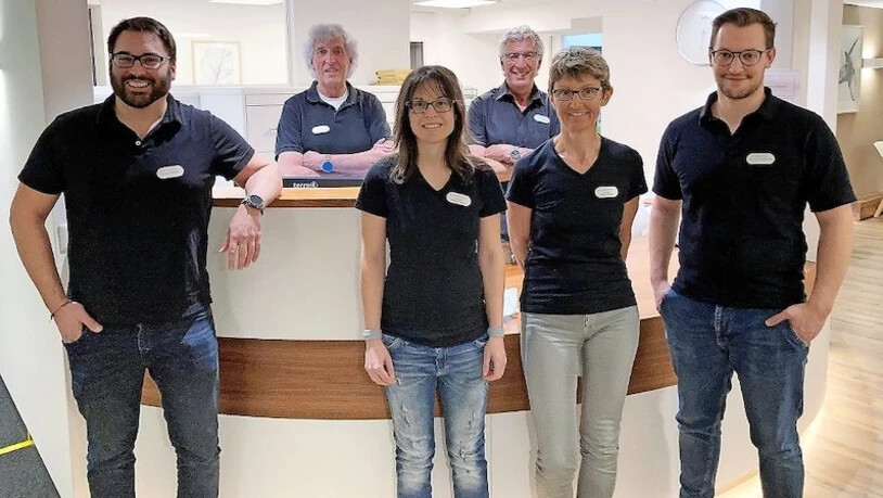 Ansonsten mit: Das Netstaler Ärzteteam Pal Varga (von links), Fritz Hunold, Catherine Beglinger, Marcel Hunold, Kirsten Schiesser und Jonas Micheroli haben nur für den Fototermin die Gesichtsmaske beiseite gelegt.