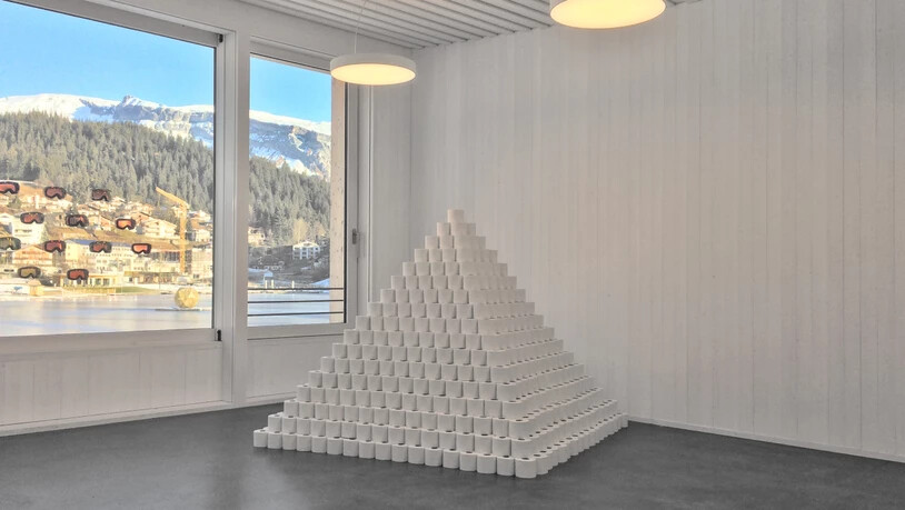 "Werte" heisst eine Installation, die einem Werk der Stunde gleichkommt: Der Künstler Marc B. Bundi hat Toilettenpapier zu einer Pyramide aufgeschichtet und fragt damit nach dem Wert, den wir Gegenständen beimessen.