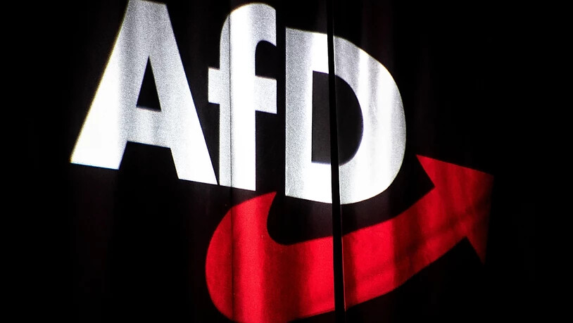 ARCHIV - Das Logo der AfD wird beim Bundesparteitag auf einen Vorhang projeziert. Das Bundesamt für Verfassungsschutz hat die gesamte AfD als rechtsextremistischen Verdachtsfall eingestuft. ere Medien über die Einstufung berichtet. Foto: Sina Schuldt/dpa