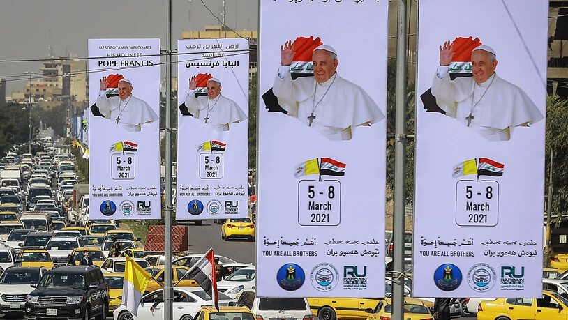 Plakate, die Papst Franziskus willkommen heißen, sind in den Straßen von Bagdad zu sehen. Das katholische Kirchenoberhaupt wird ab dem 5. März zu einem Besuch erwartet. Foto: Ameer Al Mohammedaw/dpa