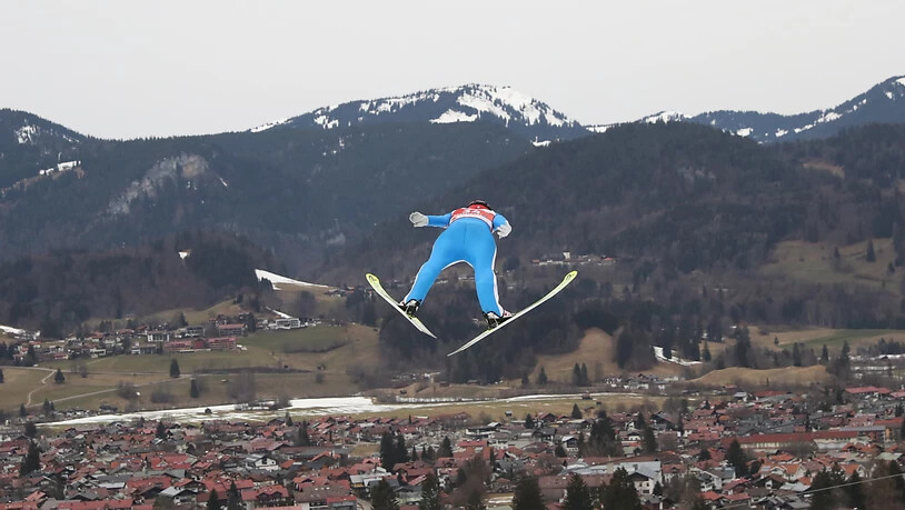 Nun dürfen die Frauen auch: Maren Lundby stürzt sich von der Grossschanze in die Tiefe.