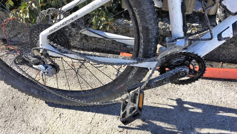 Nach einem Unfall in Nidfurn zog sich eine 23-Jährige eine Handverletzung zu. Am Fahrrad entstand nur ein kleiner Schaden.